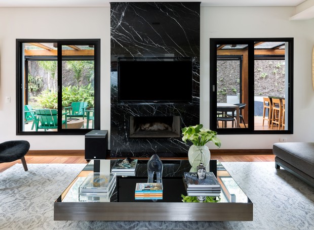 2 living-lareira-marmore-contraste-preto-branco-tapete-janelas