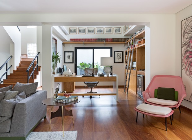 3 escritorio-integrado-sala-cadeira-rosa-sofa-cinza-bancada-prateleira-armario-madeira-escada