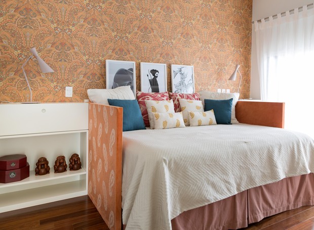 8 quarto-papel-de-parede-cama-suporte-lateral-laranja-rosa